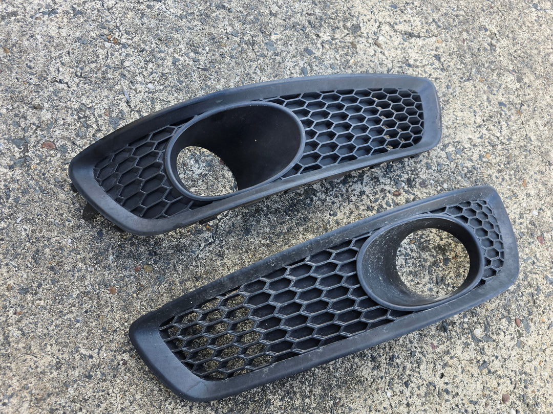 Subaru Liberty 06-09 GT SPEC B Honeycomb Fog Light Surround Cover Covers GENUINE