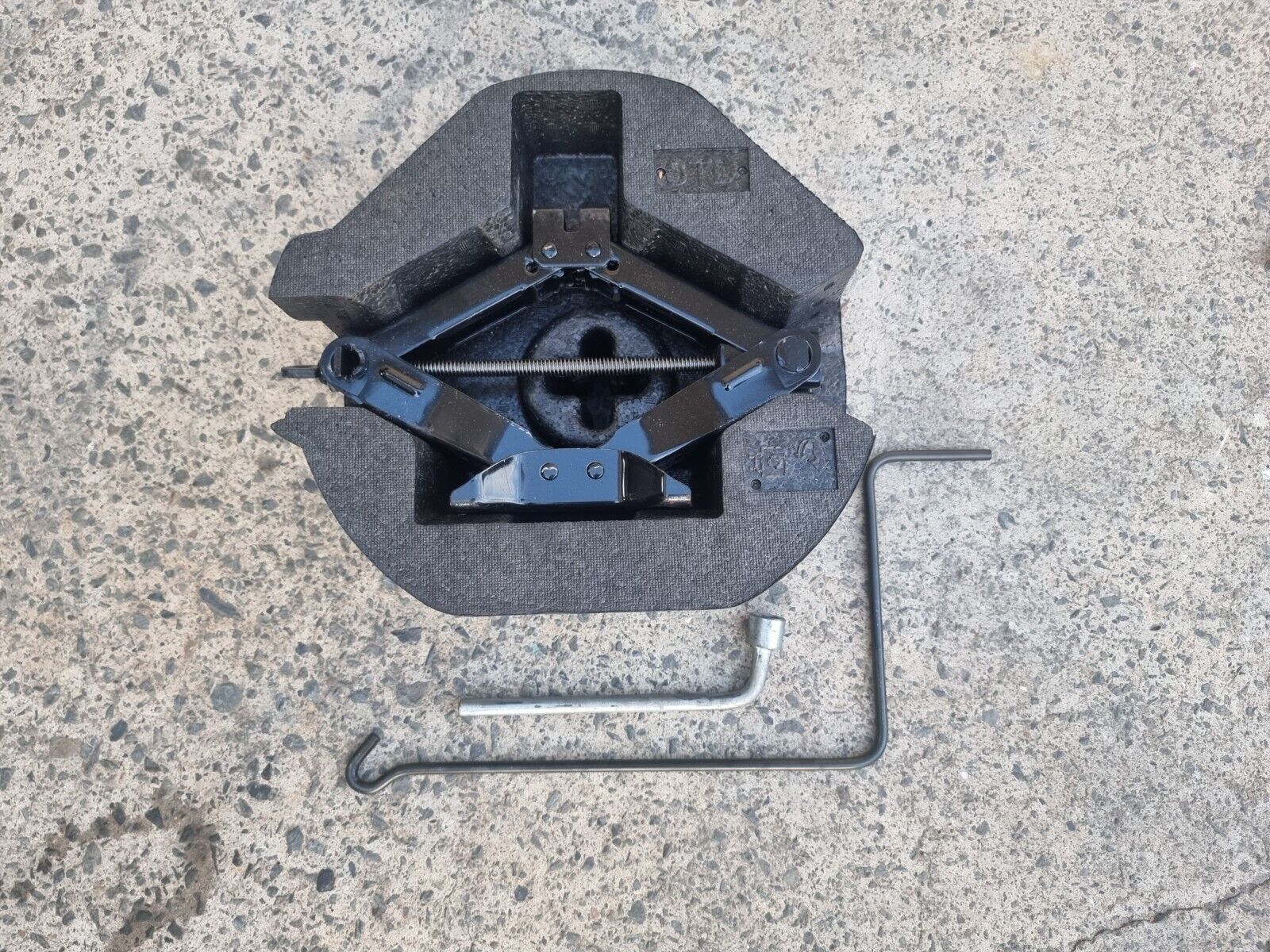 bページ Subaru Liberty Gen 4 03 - 09 Factory Spare Wheel Brace Tow Tool
