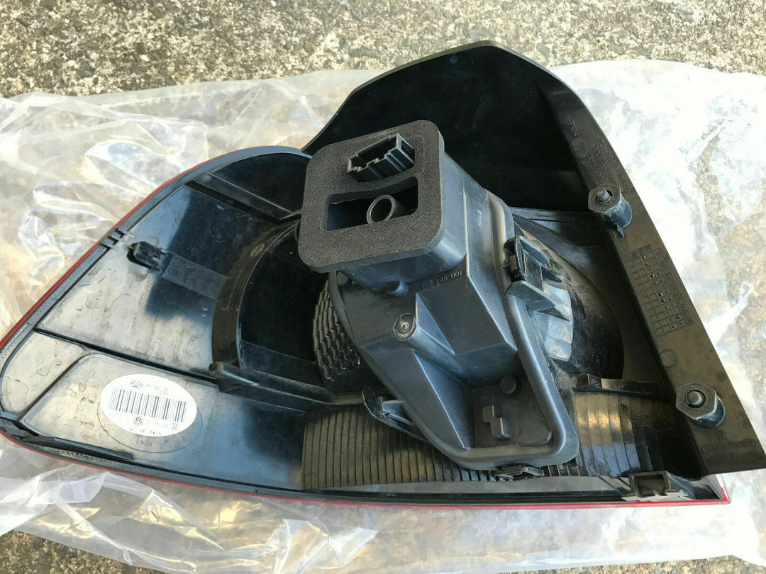 New Genuine VW Volkswagen RHR Right Rear Tail Light Tailight Brake Back Driver